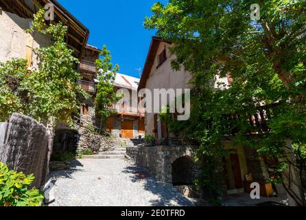 Piccolo borgo medievale Venosc nelle Alpi francesi in estate, catena montuosa degli Ecrins, Isere, Francia Foto Stock