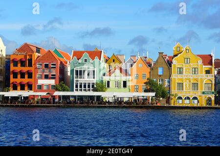 Willemstad, Curacao - 14 novembre 2018 - la vista dei colorati edifici lungo la Baia di Sant'Anna durante il giorno Foto Stock