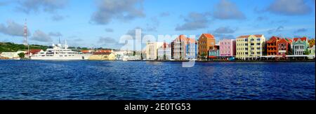 Willemstad, Curacao - 14 novembre 2018 - la vista dei colorati edifici lungo la Baia di Sant'Anna durante il giorno Foto Stock