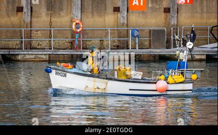 Primo piano di una piccola barca da pesca che ritorna al porto di Weymouth, Dorset, Regno Unito, il 2 gennaio 2021 Foto Stock