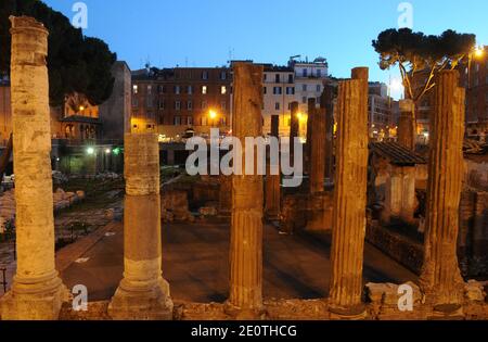 Una veduta dell'area archeologica di Torre Argentina a Roma, Italia il 14 ottobre 2012 dove i ricercatori credono di aver trovato il luogo esatto in cui Giulio Cesare è stato pugnalato a morte il 15 marzo 44 a.C. Essi hanno rivelato che il generale è stato pugnalato proprio in fondo alla Curia di Pompeo mentre presiedeva, seduto su una sedia, una riunione del Senato. Attualmente, i resti di questo edificio sono situati nell'area archeologica di Torre Argentina, proprio nel centro storico della capitale romana. Gli scienziati hanno ottenuto gli indizi da una struttura concreta di tre metri di larghezza e. Foto Stock