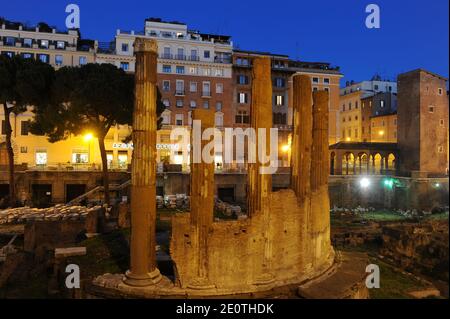 Una veduta dell'area archeologica di Torre Argentina a Roma, Italia il 14 ottobre 2012 dove i ricercatori credono di aver trovato il luogo esatto in cui Giulio Cesare è stato pugnalato a morte il 15 marzo 44 a.C. Essi hanno rivelato che il generale è stato pugnalato proprio in fondo alla Curia di Pompeo mentre presiedeva, seduto su una sedia, una riunione del Senato. Attualmente, i resti di questo edificio sono situati nell'area archeologica di Torre Argentina, proprio nel centro storico della capitale romana. Gli scienziati hanno ottenuto gli indizi da una struttura concreta di tre metri di larghezza e. Foto Stock