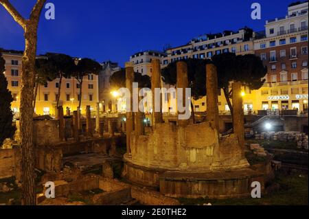 Una veduta dell'area archeologica di Torre Argentina a Roma, Italia il 14 ottobre 2012 dove i ricercatori credono di aver trovato il luogo esatto in cui Giulio Cesare è stato pugnalato a morte il 15 marzo 44 a.C. Essi hanno rivelato che il generale è stato pugnalato proprio in fondo alla Curia di Pompeo mentre presiedeva, seduto su una sedia, una riunione del Senato. Attualmente, i resti di questo edificio sono situati nell'area archeologica di Torre Argentina, proprio nel centro storico della capitale romana. Gli scienziati hanno ottenuto gli indizi da una struttura concreta di tre metri di larghezza e. Foto Stock