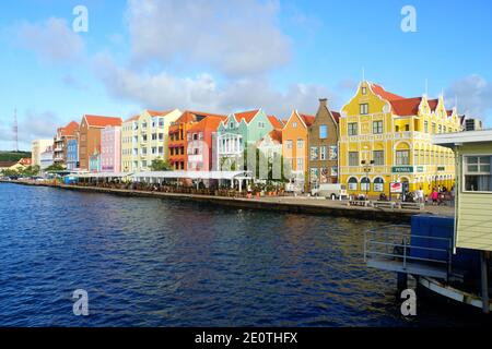 Willemstad, Curacao - 14 novembre 2018 - la vista dei colorati edifici lungo la Baia di Sant'Anna durante il giorno Foto Stock
