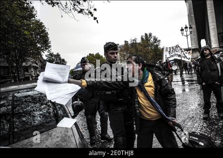 Movimento iniziato da 'Democry Now real' (l'indignata Parigi) che ha chiesto un concerto PAN e vari rumori sotto le finestre degli uffici di Goldman Sachs al posto della Repubblica Dominicana, alla metropolitana uscita Monceau a Parigi, Francia il 13 ottobre 2012. Foto di Renaud Khanh/ABACAPRESS.COM Foto Stock