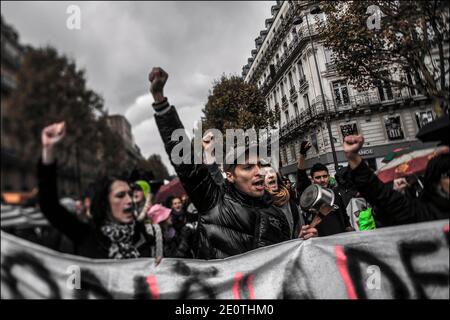 Movimento iniziato da 'Democry Now real' (l'indignata Parigi) che ha chiesto un concerto PAN e vari rumori sotto le finestre degli uffici di Goldman Sachs al posto della Repubblica Dominicana, alla metropolitana uscita Monceau a Parigi, Francia il 13 ottobre 2012. Foto di Renaud Khanh/ABACAPRESS.COM Foto Stock