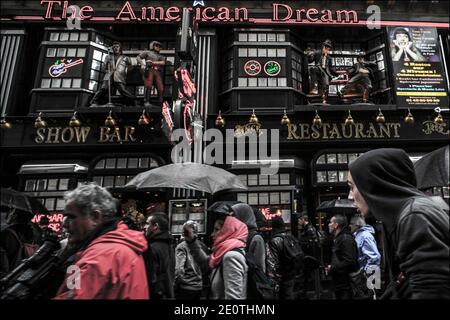 Movimento iniziato da 'Democry Now real' (l'indignata Parigi) che ha chiesto un concerto PAN e vari rumori sotto le finestre degli uffici di Goldman Sachs al posto della Repubblica Dominicana, alla metropolitana uscita Monceau a Parigi, Francia il 13 ottobre 2012. Foto di Renaud Khanh/ABACAPRESS.COM Foto Stock