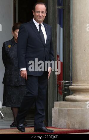 Il Presidente francese Francois Hollande attende il Presidente messicano Enrique pena Nieto prima di un incontro al Palazzo presidenziale Elysee, a Parigi, in Francia, il 17 ottobre 2012. Foto di Stephane Lemouton/ABACAPRESS.COM Foto Stock