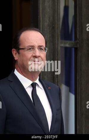 Il Presidente francese Francois Hollande attende il Presidente messicano Enrique pena Nieto prima di un incontro al Palazzo presidenziale Elysee, a Parigi, in Francia, il 17 ottobre 2012. Foto di Stephane Lemouton/ABACAPRESS.COM Foto Stock