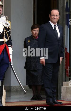 Il Presidente francese Francois Hollande attende il Presidente messicano Enrique pena Nieto prima di un incontro al Palazzo presidenziale Elysee, a Parigi, in Francia, il 17 ottobre 2012. Foto di Stephane Lemouton/ABACAPRESS.COM Foto Stock
