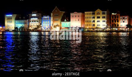 Willemstad, Curacao - 14 novembre 2018 - la vista degli edifici illuminati lungo la Baia di Sant'Anna di notte Foto Stock
