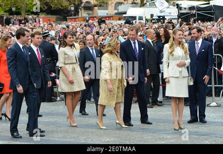 Il Granduca ereditario Guillaume di Lussemburgo e la contessa belga Stephanie de Lannoy arrivano al matrimonio civile affiancato dal Principe Felix, dal Principe Sebastien, dalla Principessa Alexandra, dalla Granduchessa Maria Teresa e dal Granduca Henri di Lussemburgo presso l'Hotel De Ville di Lussemburgo, il 19 ottobre 2012 . Il Granduca ereditario di Lussemburgo, di 30 anni, è l'ultimo Principe ereditario d'Europa a sposarsi, sposando la sua sposa contessa belga di 28 anni. Foto di Jeremy Charriau/ABACAPRESS.COM Foto Stock