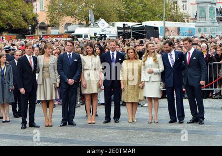 Il Granduca ereditario Guillaume di Lussemburgo e la contessa belga Stephanie de Lannoy arrivano al matrimonio civile affiancato dal Principe Luigi, dalla Principessa Tessy, dal Principe Felix, dalla Principessa Alexandra, dalla Granduchessa Maria Teresa e dal Granduca Henri di Lussemburgo all'Hotel De Ville di Lussemburgo, il 19 ottobre 2012 . Il Granduca ereditario di Lussemburgo, di 30 anni, è l'ultimo Principe ereditario d'Europa a sposarsi, sposando la sua sposa contessa belga di 28 anni. Foto di Jeremy Charriau/ABACAPRESS.COM Foto Stock