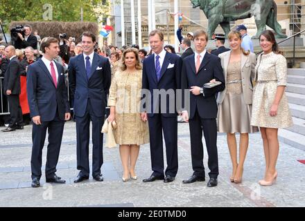 Il Principe Sebastien, il Principe Felix, la Granduchessa Maria Teresa, il Granduca Henri, il Principe Luigi, la Principessa Tessy e la Principessa Alexandra di Lussemburgo lasciano l'Hotel de Ville dopo il matrimonio civile del Granduca ereditario Guillaume di Lussemburgo e della Contessa belga Stephanie de Lannoy a Lussemburgo il 19 ottobre 2012 . Il Granduca ereditario di Lussemburgo, di 30 anni, è l'ultimo Principe ereditario d'Europa a sposarsi, sposando la sua sposa contessa belga di 28 anni. Foto di Jeremy Charriau/ABACAPRESS.COM Foto Stock