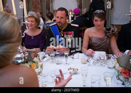 La regina Anna-Maria di Grecia, il principe ereditario Haakon di Norvegia e la principessa Alexandra di Lussemburgo sono raffigurati una cena di gala nel palazzo granducale di Lussemburgo, dopo il matrimonio civile del Granduca ereditario Guillaume di Lussemburgo e della contessa belga Stephanie de Lannoy, nella città di Lussemburgo, il 19 ottobre 2012 . Il Granduca ereditario di Lussemburgo, di 30 anni, è l'ultimo Principe ereditario d'Europa a sposarsi, sposando la sua sposa contessa belga di 28 anni. Foto di Guy Wolff/Grand Ducal Court/ABACAPRESS.COM Foto Stock