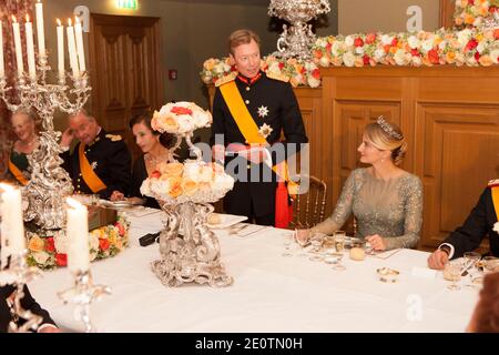 Il Granduca Henri di Lussemburgo ha pronunciato un discorso presso la contessa belga Stephanie de Lannoy durante una cena di gala nel palazzo granducale di Lussemburgo, dopo il matrimonio civile del Granduca ereditario Guillaume di Lussemburgo e della contessa belga Stephanie de Lannoy, nella città di Lussemburgo, il 19 ottobre 2012 . Il Granduca ereditario di Lussemburgo, di 30 anni, è l'ultimo Principe ereditario d'Europa a sposarsi, sposando la sua sposa contessa belga di 28 anni. Foto di Guy Wolff /Grand Ducal Court/ABACAPRESS.COM Foto Stock