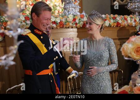 Il Granduca Henri di Lussemburgo si presenta con la contessa belga Stephanie de Lannoy durante una cena di gala nel palazzo granducale di Lussemburgo, dopo il matrimonio civile del Granduca ereditario Guillaume di Lussemburgo e della contessa belga Stephanie de Lannoy, nella città di Lussemburgo, il 19 ottobre 2012 . Il Granduca ereditario di Lussemburgo, di 30 anni, è l'ultimo Principe ereditario d'Europa a sposarsi, sposando la sua sposa contessa belga di 28 anni. Foto di Christian Aschman/Corte granducale/ABACAPRESS.COM Foto Stock