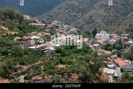 Villaggio di montagna di Pedoulas in autunno a Troodos montagne Cipro. Foto Stock