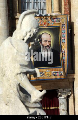 Un arazzo del francese James Berthieu è appeso alla Basilica di San Pietro come papa Benedetto XVI ha nominato sette nuovi santi durante una cerimonia di canonizzazione in Piazza San Pietro a Roma in Vaticano il 21 ottobre 2012 , tra cui il primo nativo americano, Lodando il loro 'eroico coraggio' in un anno in cui la Chiesa cattolica sta cercando di contrastare la crescente ondata di secolarismo in Occidente. Kateri Tekakwitha è nato nella parte settentrionale dello stato di New York nel 1656 da un padre Mohawk e da una madre cristiana Algonquin. Il nuovo santo lavorò come una suora vicino a Montreal. Marianne Cope, nato in Germania, è stato acclamato per il sacrificio di sé in lui Foto Stock