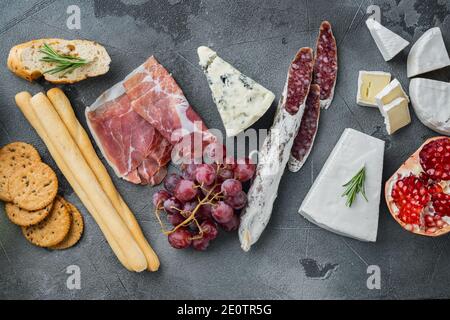 Tavolo per antipasti con diversi antipasti, su sfondo grigio, piatto Foto Stock