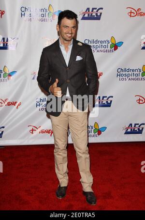 Tony Dovolani in arrivo per il Children's Hospital di Los Angeles 'Gala Noche De Ninos onorare la Walt Disney Company, Heidi Klum e Pau Gaso tenuto a L.A. Live Event Deck a Los Angeles, California, USA il 20 ottobre 2012. Foto di Tony DiMaio/ABACAPRESS.COM Foto Stock