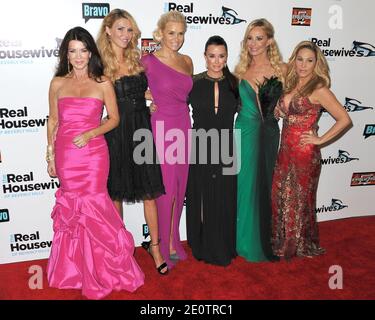 Lisa Vanderpump, Brandi Glanville, Yolanda H. Foster, Kyle Richards, Taylor Armstrong e Adrienne Maloof in arrivo per la prima festa della Stagione 3 "Real Housewives of Beverly Hills" tenutasi al Roosevelt Hotel di Hollywood, Los Angeles, CA, USA il 21 ottobre 2012. Foto di Tony DiMaio/ABACAPRESS.COM Foto Stock