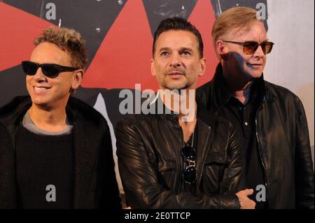 British Band Depeche Mode (Dave Gahan, Martin Gore e Andy Fletcher) si pone prima di una conferenza stampa per annunciare il loro World Tour 2013, a Parigi, Francia, il 23 ottobre 2012. Foto di Christophe Guibbaud/ABACAPRESS.COM Foto Stock