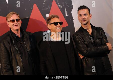 British Band Depeche Mode (Dave Gahan, Martin Gore e Andy Fletcher) si pone prima di una conferenza stampa per annunciare il loro World Tour 2013, a Parigi, Francia, il 23 ottobre 2012. Foto di Christophe Guibbaud/ABACAPRESS.COM Foto Stock