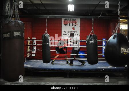 I pugili si allenano tutti i giorni in una delle ultime delle fiorenti palestre di boxe di New York City, Gleason's a Brooklyn, New York, NY, USA, il 20 2012 ottobre. In tutto, 131 campioni del mondo si sono allenati all'interno delle pareti ammane della palestra, tra cui leggende come Jake LaMotta, Muhammad Ali e Roberto Duran. Attualmente cinque possessori di titoli attivi si allenano al Gleason's, così come numerosi concorrenti e decine di campioni di Golden Guoves. Foto di Olivier Douliery/ABACAPRESS.COM Foto Stock