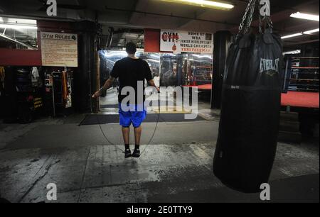 I pugili si allenano tutti i giorni in una delle ultime delle fiorenti palestre di boxe di New York City, Gleason's a Brooklyn, New York, NY, USA, il 20 2012 ottobre. In tutto, 131 campioni del mondo si sono allenati all'interno delle pareti ammane della palestra, tra cui leggende come Jake LaMotta, Muhammad Ali e Roberto Duran. Attualmente cinque possessori di titoli attivi si allenano al Gleason's, così come numerosi concorrenti e decine di campioni di Golden Guoves. Foto di Olivier Douliery/ABACAPRESS.COM Foto Stock