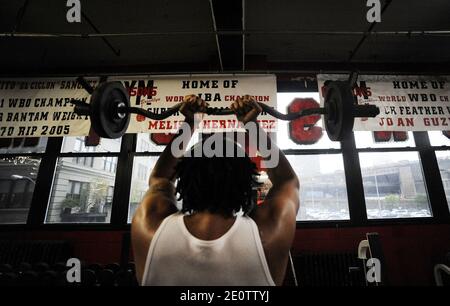 I pugili si allenano tutti i giorni in una delle ultime delle fiorenti palestre di boxe di New York City, Gleason's a Brooklyn, New York, NY, USA, il 20 2012 ottobre. In tutto, 131 campioni del mondo si sono allenati all'interno delle pareti ammane della palestra, tra cui leggende come Jake LaMotta, Muhammad Ali e Roberto Duran. Attualmente cinque possessori di titoli attivi si allenano al Gleason's, così come numerosi concorrenti e decine di campioni di Golden Guoves. Foto di Olivier Douliery/ABACAPRESS.COM Foto Stock