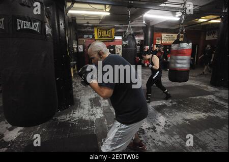 I pugili si allenano tutti i giorni in una delle ultime delle fiorenti palestre di boxe di New York City, Gleason's a Brooklyn, New York, NY, USA, il 20 2012 ottobre. In tutto, 131 campioni del mondo si sono allenati all'interno delle pareti ammane della palestra, tra cui leggende come Jake LaMotta, Muhammad Ali e Roberto Duran. Attualmente cinque possessori di titoli attivi si allenano al Gleason's, così come numerosi concorrenti e decine di campioni di Golden Guoves. Foto di Olivier Douliery/ABACAPRESS.COM Foto Stock