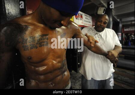 I pugili si allenano tutti i giorni in una delle ultime delle fiorenti palestre di boxe di New York City, Gleason's a Brooklyn, New York, NY, USA, il 20 2012 ottobre. In tutto, 131 campioni del mondo si sono allenati all'interno delle pareti ammane della palestra, tra cui leggende come Jake LaMotta, Muhammad Ali e Roberto Duran. Attualmente cinque possessori di titoli attivi si allenano al Gleason's, così come numerosi concorrenti e decine di campioni di Golden Guoves. Foto di Olivier Douliery/ABACAPRESS.COM Foto Stock