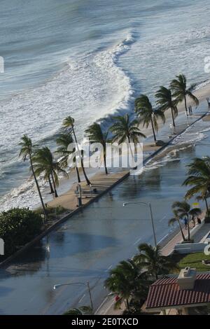 Vista generale delle onde su piedi Lauderdale Beach mentre l'uragano Sandy passa ad est in Florida il 27 ottobre 2012. Foto di Art Seitz/ABACAPRESS.COM Foto Stock