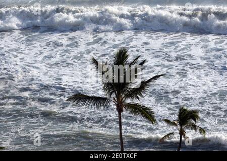 Vista generale delle onde su piedi Lauderdale Beach mentre l'uragano Sandy passa ad est in Florida il 27 ottobre 2012. Foto di Art Seitz/ABACAPRESS.COM Foto Stock