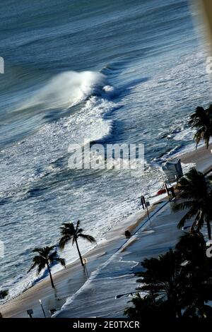 Vista generale delle onde su piedi Lauderdale Beach mentre l'uragano Sandy passa ad est in Florida il 27 ottobre 2012. Foto di Art Seitz/ABACAPRESS.COM Foto Stock