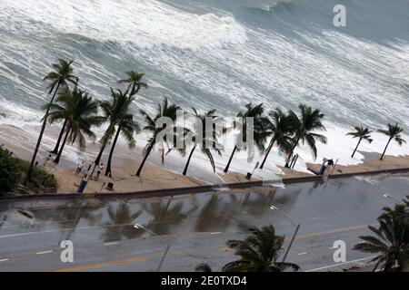 Vista generale delle onde su piedi Lauderdale Beach mentre l'uragano Sandy passa ad est in Florida il 27 ottobre 2012. Foto di Art Seitz/ABACAPRESS.COM Foto Stock