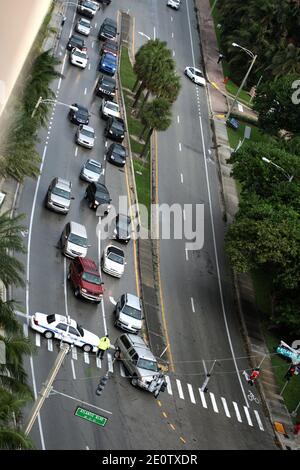 Vista generale delle onde su piedi Lauderdale Beach mentre l'uragano Sandy passa ad est in Florida il 27 ottobre 2012. Foto di Art Seitz/ABACAPRESS.COM Foto Stock