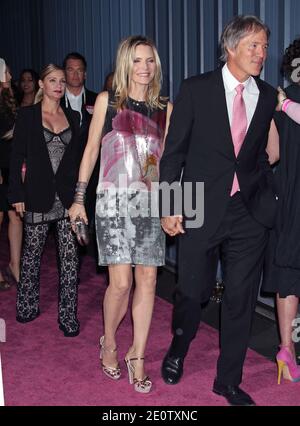 Michelle Pfeiffer e il marito David E. Kelly arrivano per l'ottava parte annuale rosa a beneficio del Cedars-Sinai Women's Cancer Program, tenuto a Hanger 8 presso l'aeroporto di Santa Monica a Santa Monica, Los Angeles, CA, USA il 27 ottobre 2012. Foto di Baxter/ABACAPRESS.COM Foto Stock