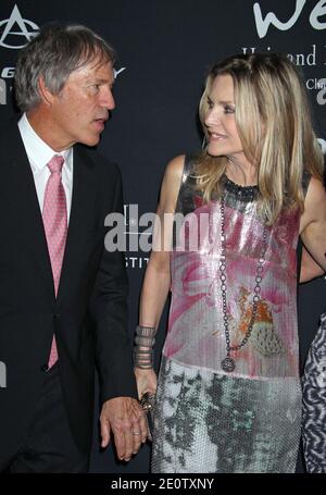 Michelle Pfeiffer e il marito David E. Kelly arrivano per l'ottava parte annuale rosa a beneficio del Cedars-Sinai Women's Cancer Program, tenuto a Hanger 8 presso l'aeroporto di Santa Monica a Santa Monica, Los Angeles, CA, USA il 27 ottobre 2012. Foto di Baxter/ABACAPRESS.COM Foto Stock