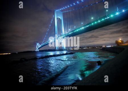 Con i cieli Stormy , il ponte Verrazano-Narrows è visto prima che l'uragano Sandy arrivi nella sezione Bay Ridge di Brooklyn a New York City, NY, USA, il 28 ottobre 2012. Foto di Brad Barket/ABACAPRESS.COM Foto Stock