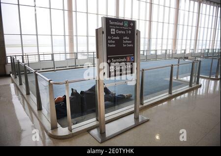 Un passeggero attende pazientemente poiché la maggior parte dei voli vengono annullati all'aeroporto nazionale di Reagan a causa dell'uragano Sandy, 29 ottobre 2012 a Washington, DC, USA. I venti superiori di Sandy aumentano a 90 mph. Foto di Olivier Douliery/ABACAUSA.com Foto Stock