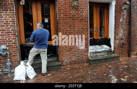 Negozi e ristoranti preparano per l'uragano Sandy, 29 ottobre 2012 ad Alexandria, Virginia, Washington, DC, USA. I venti superiori di Sandy aumentano a 90 mph. Foto di Olivier Douliery/ABACAUSA.com Foto Stock