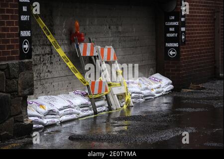 Negozi e ristoranti preparano per l'uragano Sandy, 29 ottobre 2012 ad Alexandria, Virginia, Washington, DC, USA. I venti superiori di Sandy aumentano a 90 mph. Foto di Olivier Douliery/ABACAUSA.com Foto Stock