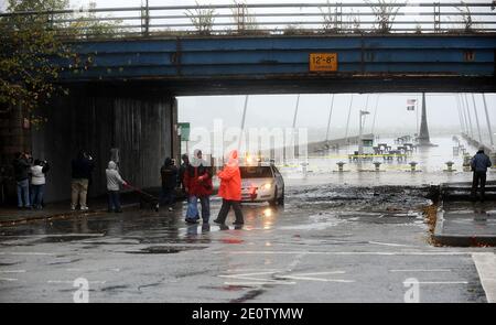 Una 69° strada chiusa è chiusa dalla polizia a causa di pericolose maree come residenti nella sezione Bay Ridge di Brooklyn. New York brace per l'uragano Sandy il 29 ottobre 2012. Foto di Brad Barket/ABACAPRESS.COM Foto Stock