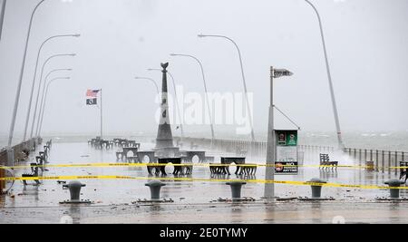 Una 69° strada chiusa è chiusa dalla polizia a causa di pericolose maree come residenti nella sezione Bay Ridge di Brooklyn. New York brace per l'uragano Sandy il 29 ottobre 2012. Foto di Brad Barket/ABACAPRESS.COM Foto Stock