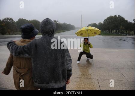 Le persone che cavalcano le biciclette combattono gli alti venti e la pioggia dell'uragano Sandy al Lincoln Memorial a Washington, DC, USA, 29 ottobre 2012. I venti superiori di Sandy aumentano a 90 mph. Foto di Olivier Douliery/ABACAPRESS.COM Foto Stock