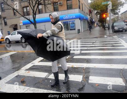 Una donna lotta con un ombrello come residenti nella sezione Bay Ridge di Brooklyn New York parentesi per l'uragano Sandy il 29 ottobre 2012 a New York. Foto di Brad Barket/ABACAPRESS.COM Foto Stock