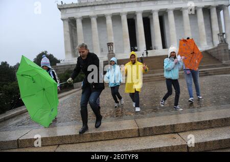 Le persone che cavalcano le biciclette combattono gli alti venti e la pioggia dell'uragano Sandy al Lincoln Memorial a Washington, DC, USA, 29 ottobre 2012. I venti superiori di Sandy aumentano a 90 mph. Foto di Olivier Douliery/ABACAPRESS.COM Foto Stock