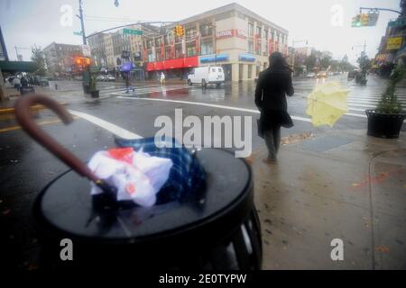 Una donna lotta con un ombrello come residenti nella sezione Bay Ridge di Brooklyn New York parentesi per l'uragano Sandy il 29 ottobre 2012 a New York. Foto di Brad Barket/ABACAPRESS.COM Foto Stock